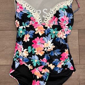 NWT CUPSHE floral M tummy control Swimsuit